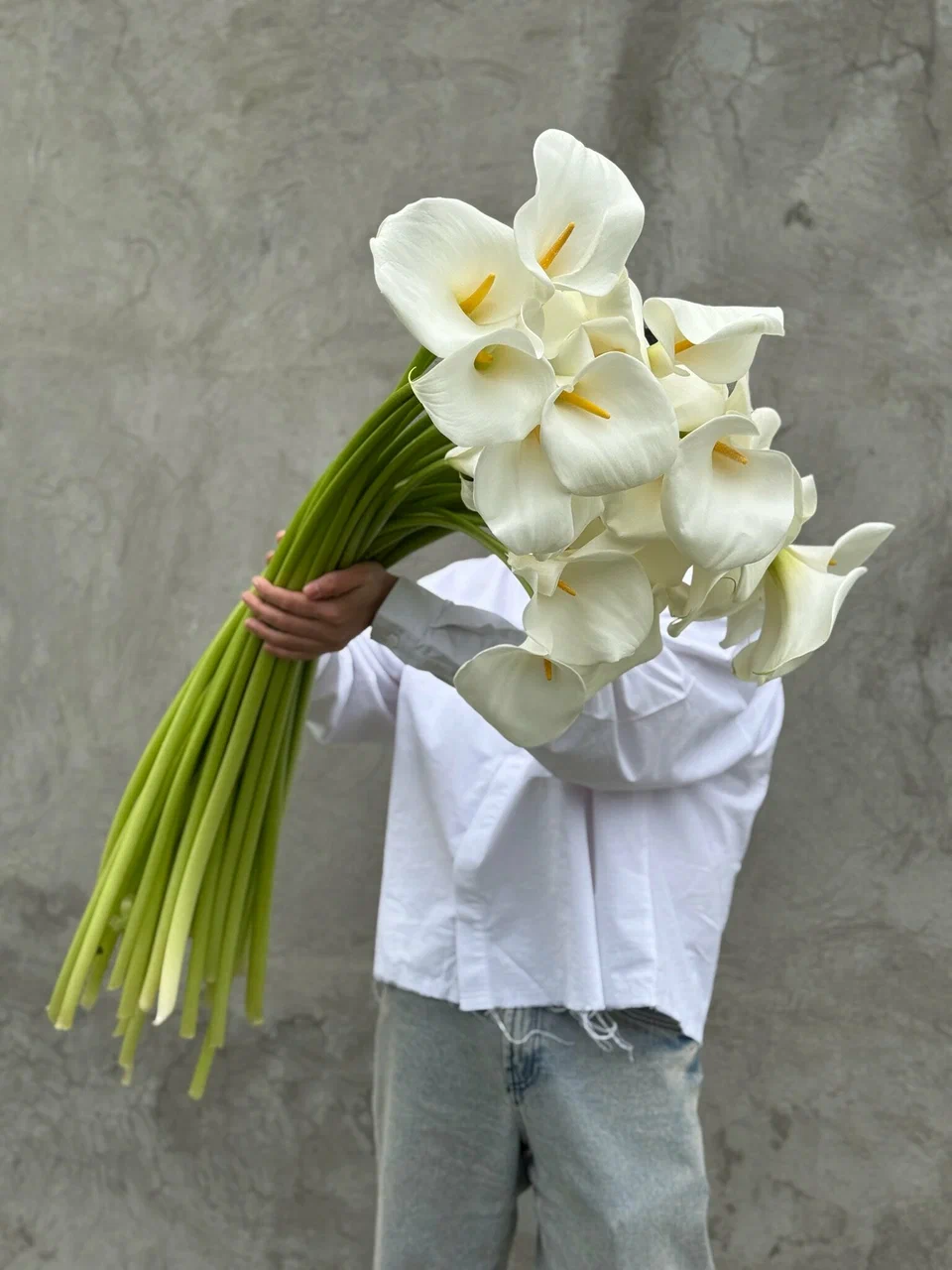 охапка белых каллов