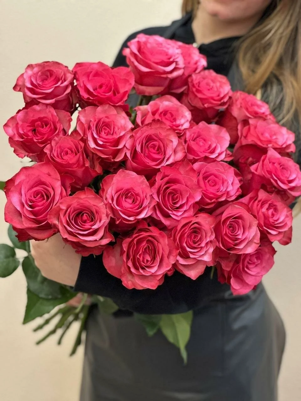 охапка розовых роз