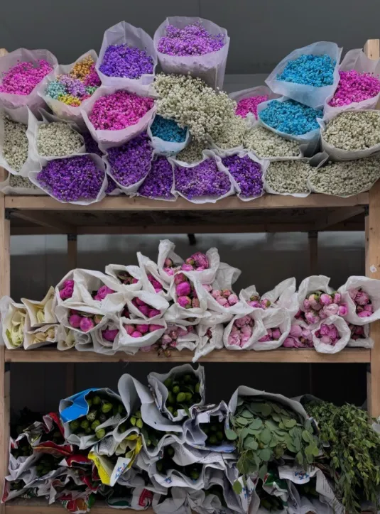 Цветы пачками на полках