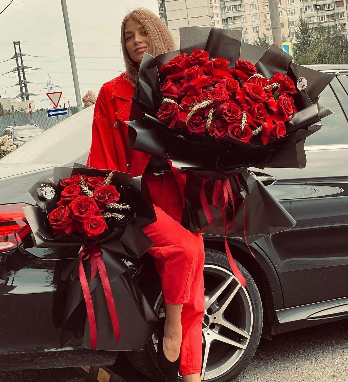 девушка с букетами красных роз