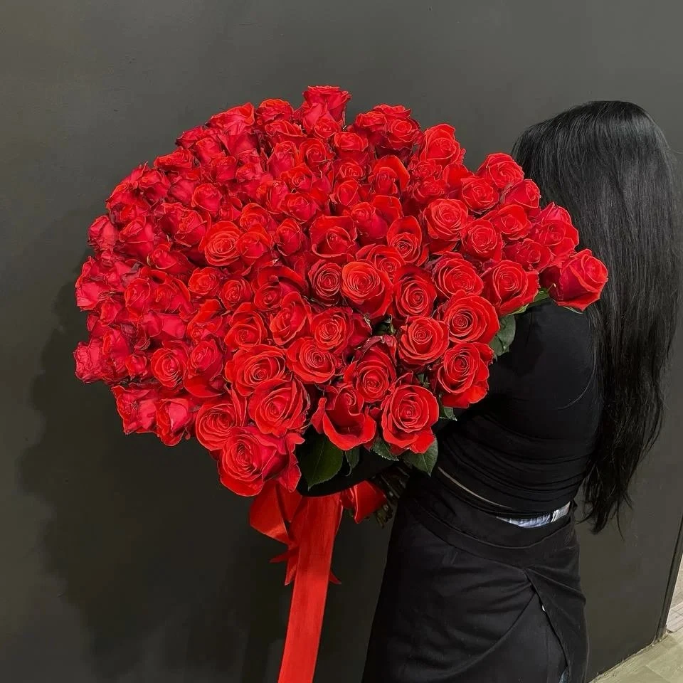 огромная охапка красных роз