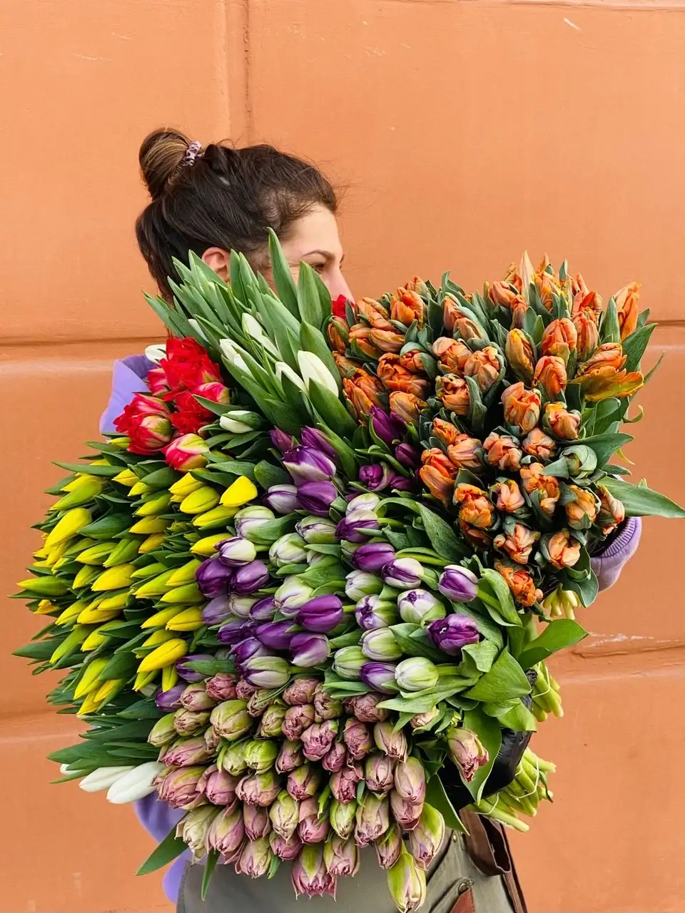 огромная охапка тюльпанов разных цветов